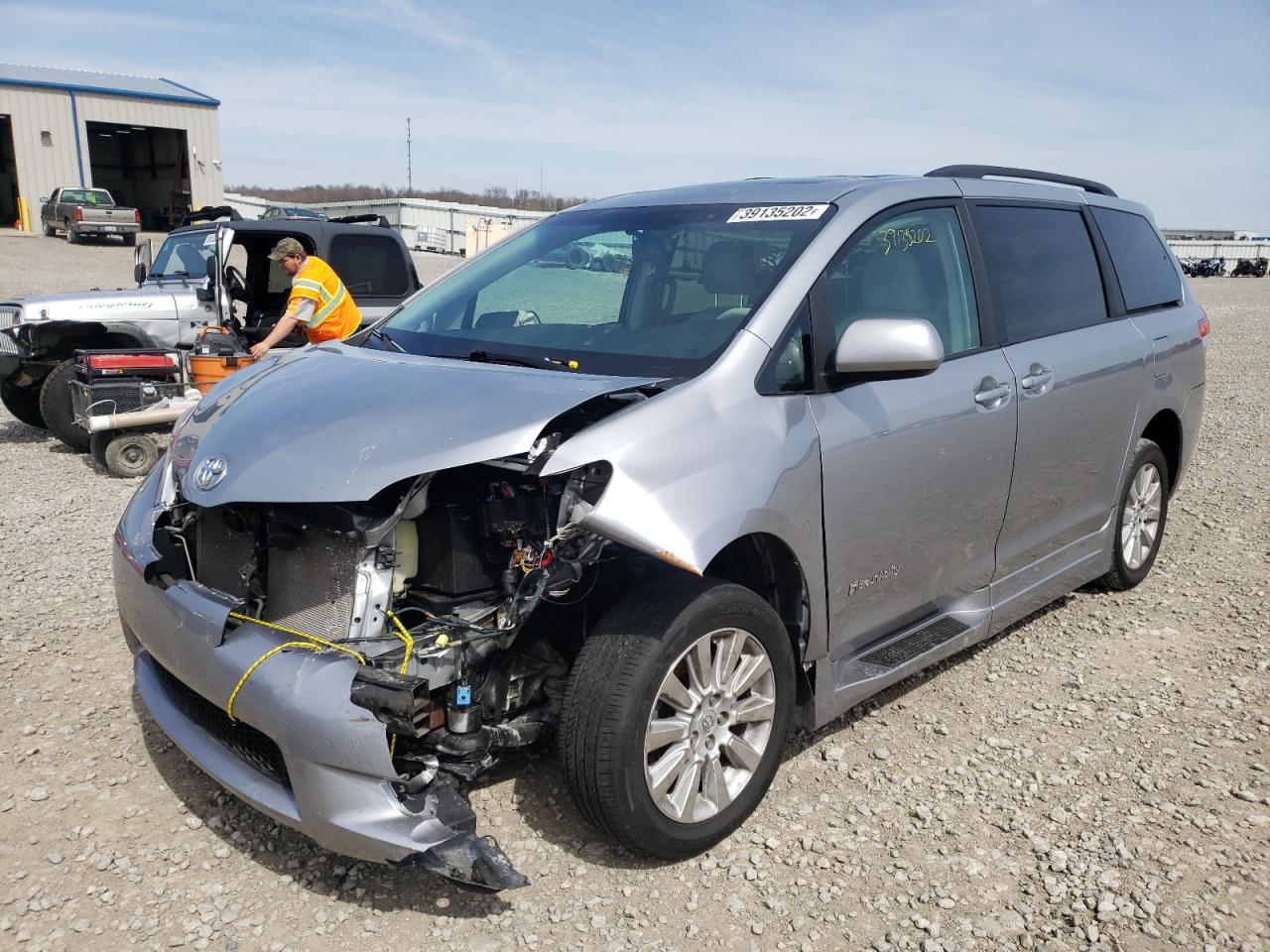 Photo 2 from auction – 2014 TOYOTA SIENNA XLE with VIN 5TDYK3DC6ES420675