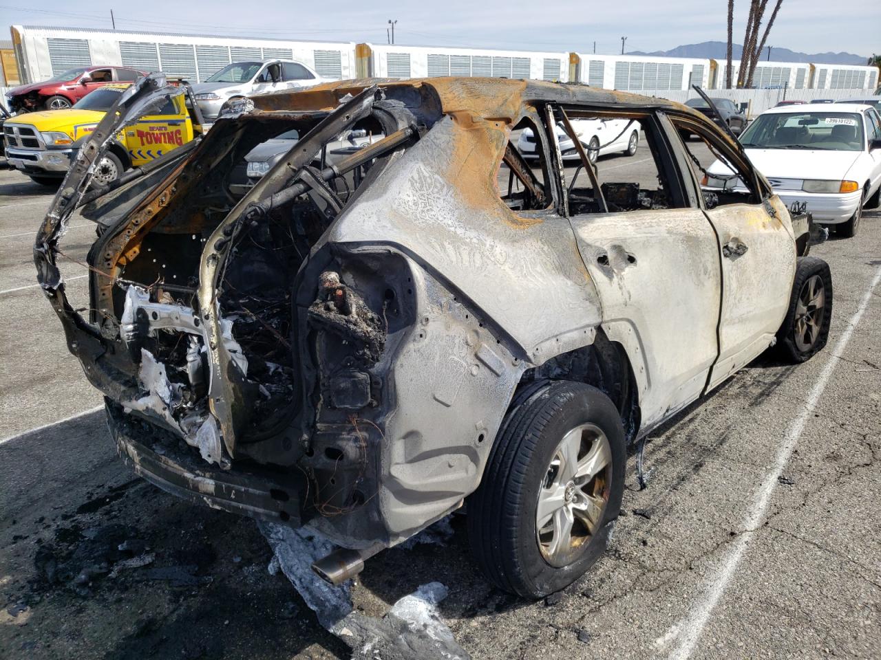 Photo 4 from auction – 2019 TOYOTA RAV4 XLE with VIN 2T3W1RFV4KC011369