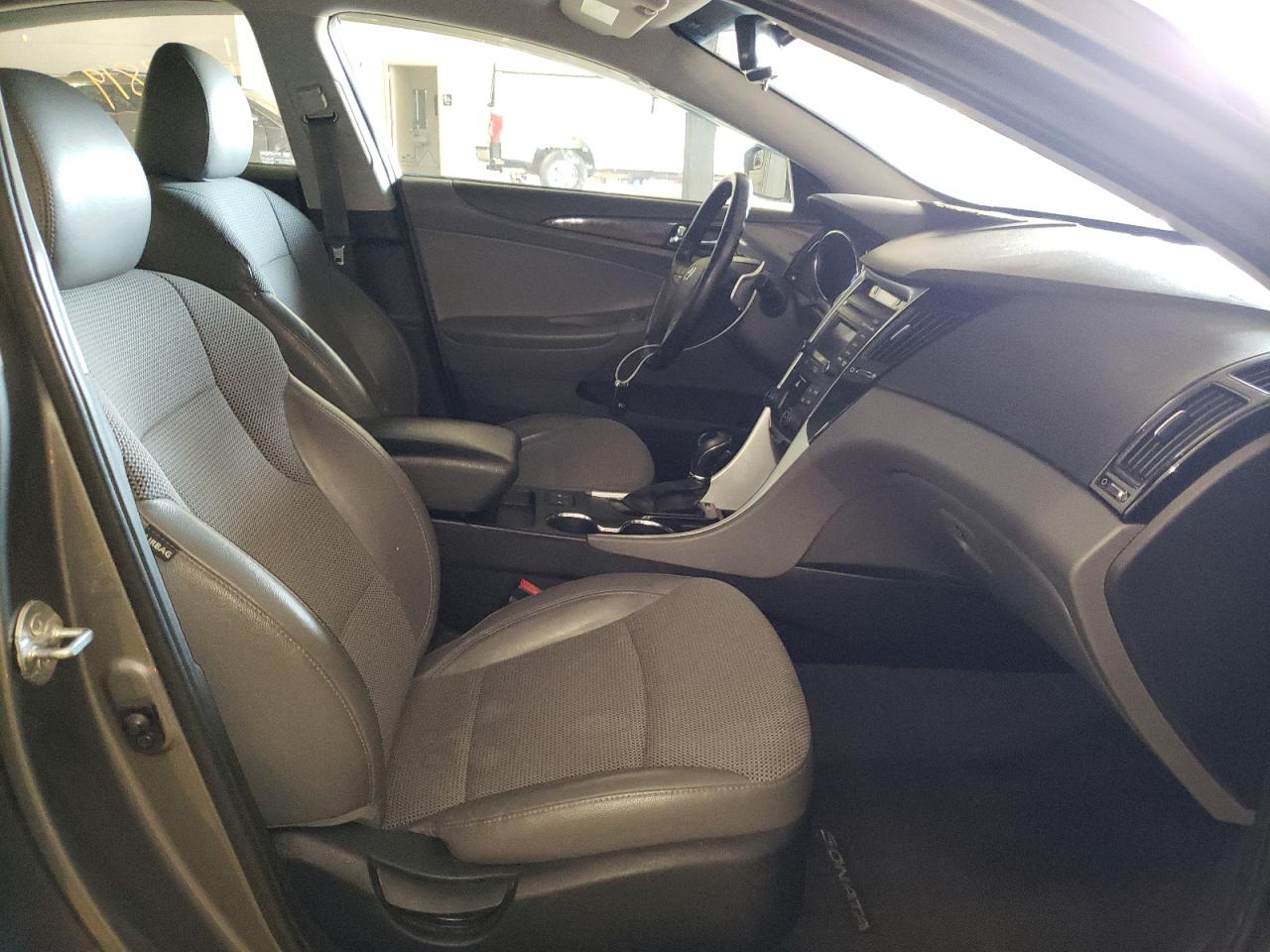 Photo 5 from auction – 2014 HYUNDAI SONATA SE with VIN 5NPEC4AB2EH848301
