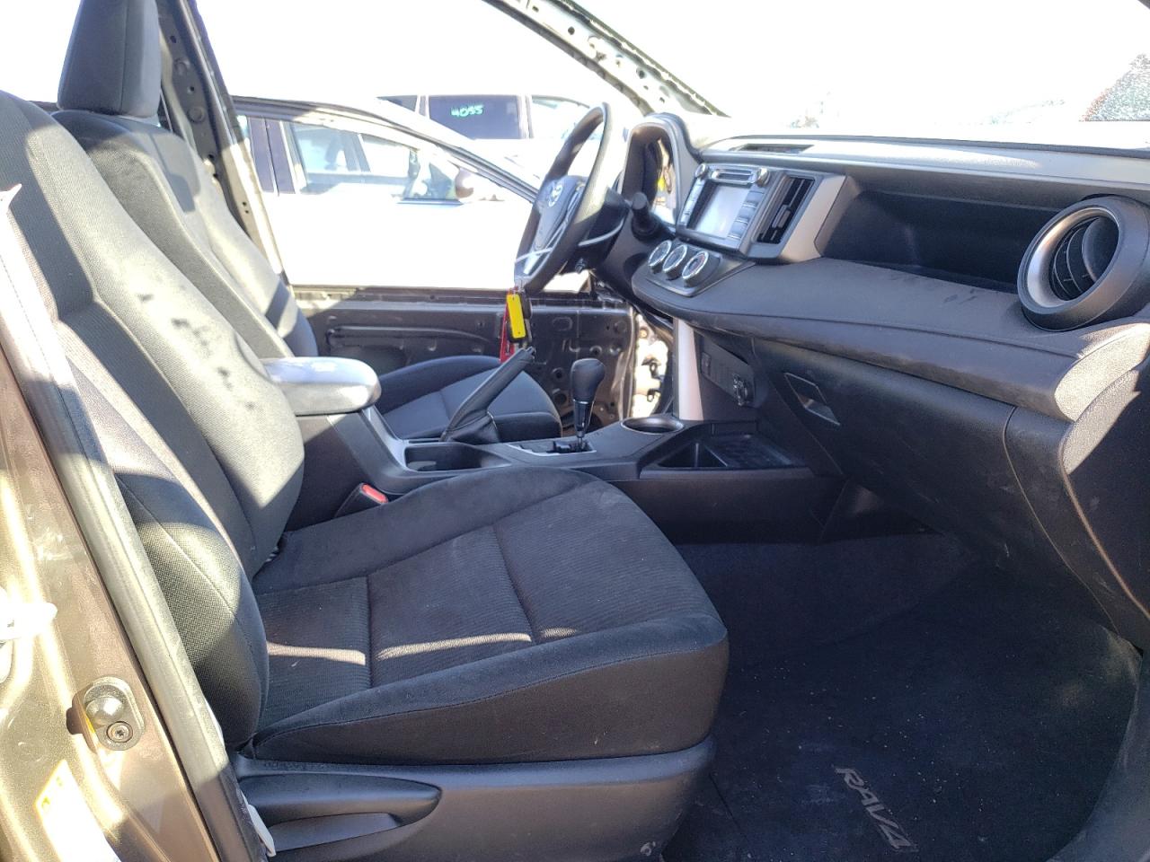 Photo 5 from auction – 2015 TOYOTA RAV4 LE with VIN JTMZFREV3FD056062