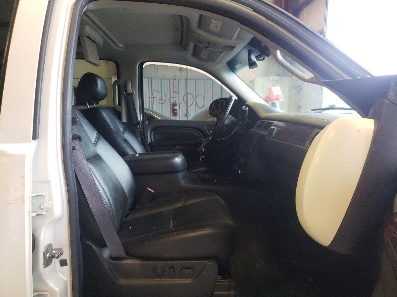 Photo 5 from auction – 2011 GMC YUKON DENA with VIN 1GKS2GEJ7BR279950