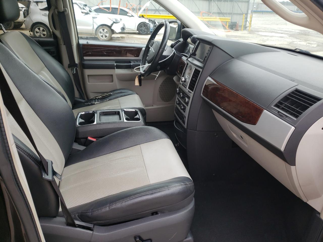 Photo 5 from auction – 2010 CHRYSLER TOWN & COU with VIN 2A4RR8DXXAR361112