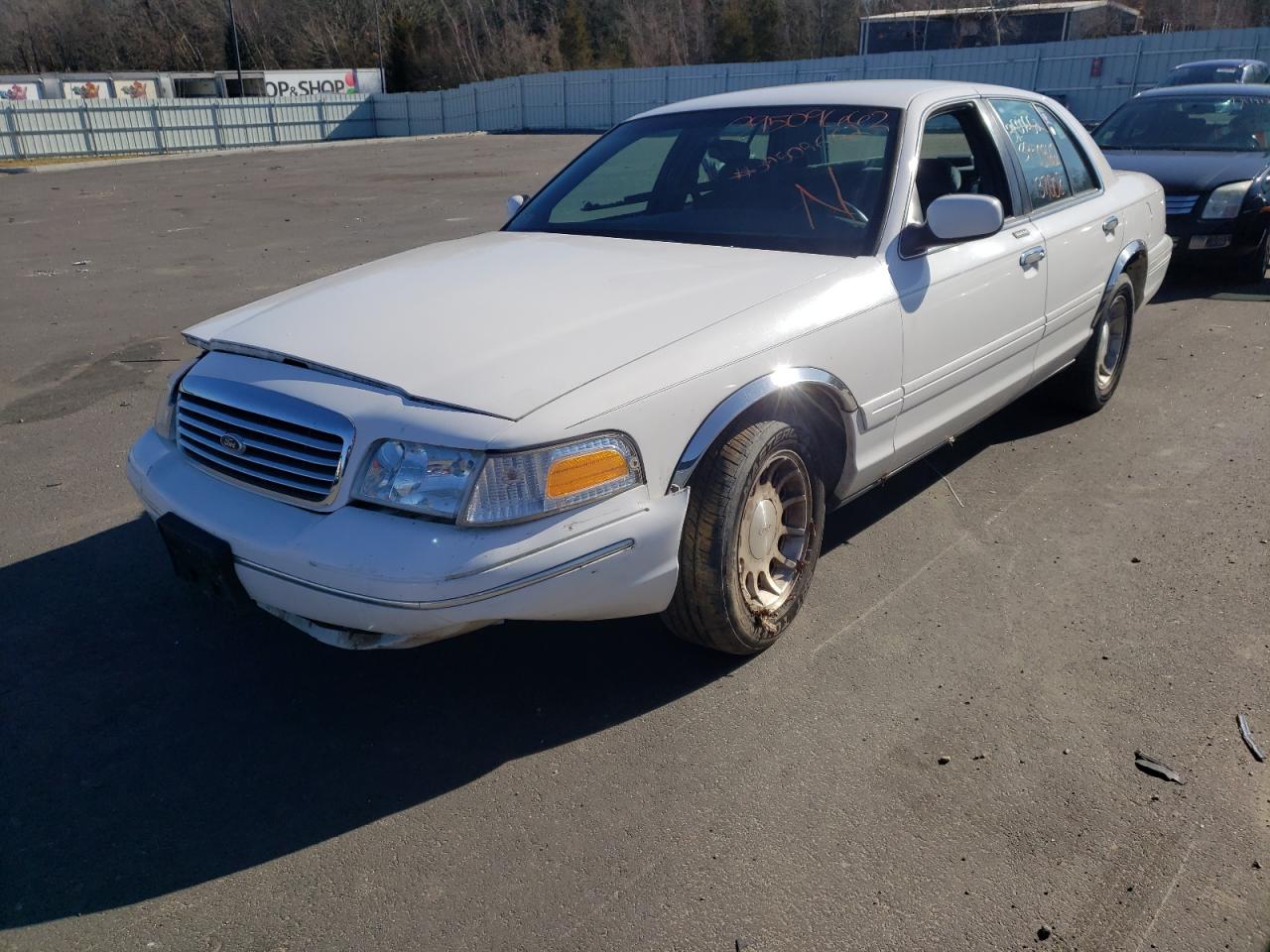 Photo 2 from auction – 1999 FORD CROWN VICT with VIN 2FAFP74W1XX112417