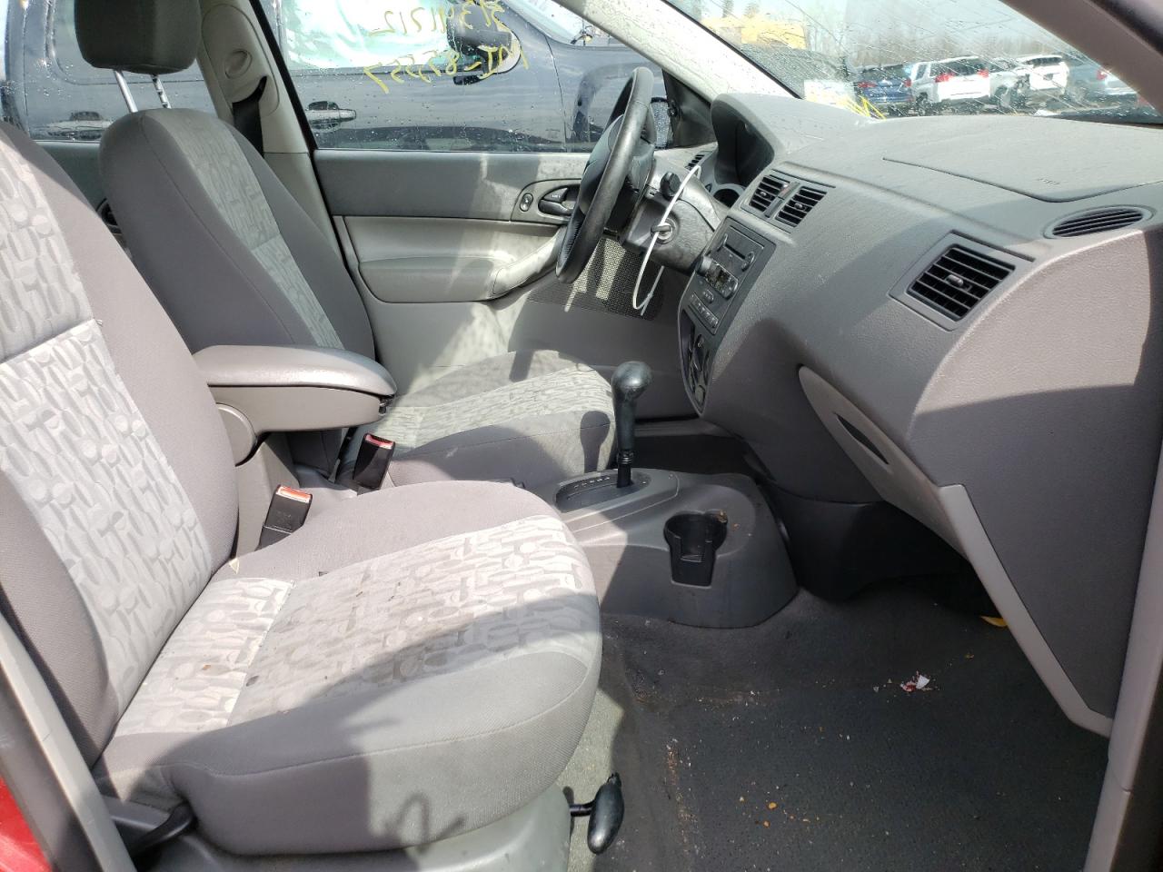 Photo 5 from auction – 2005 FORD FOCUS ZX4 with VIN 1FAFP34N75W273430