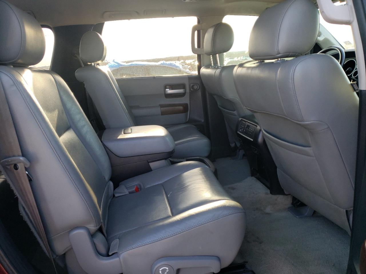 Photo 6 from auction – 2011 TOYOTA SEQUOIA with VIN 5TDDW5G18BS044002