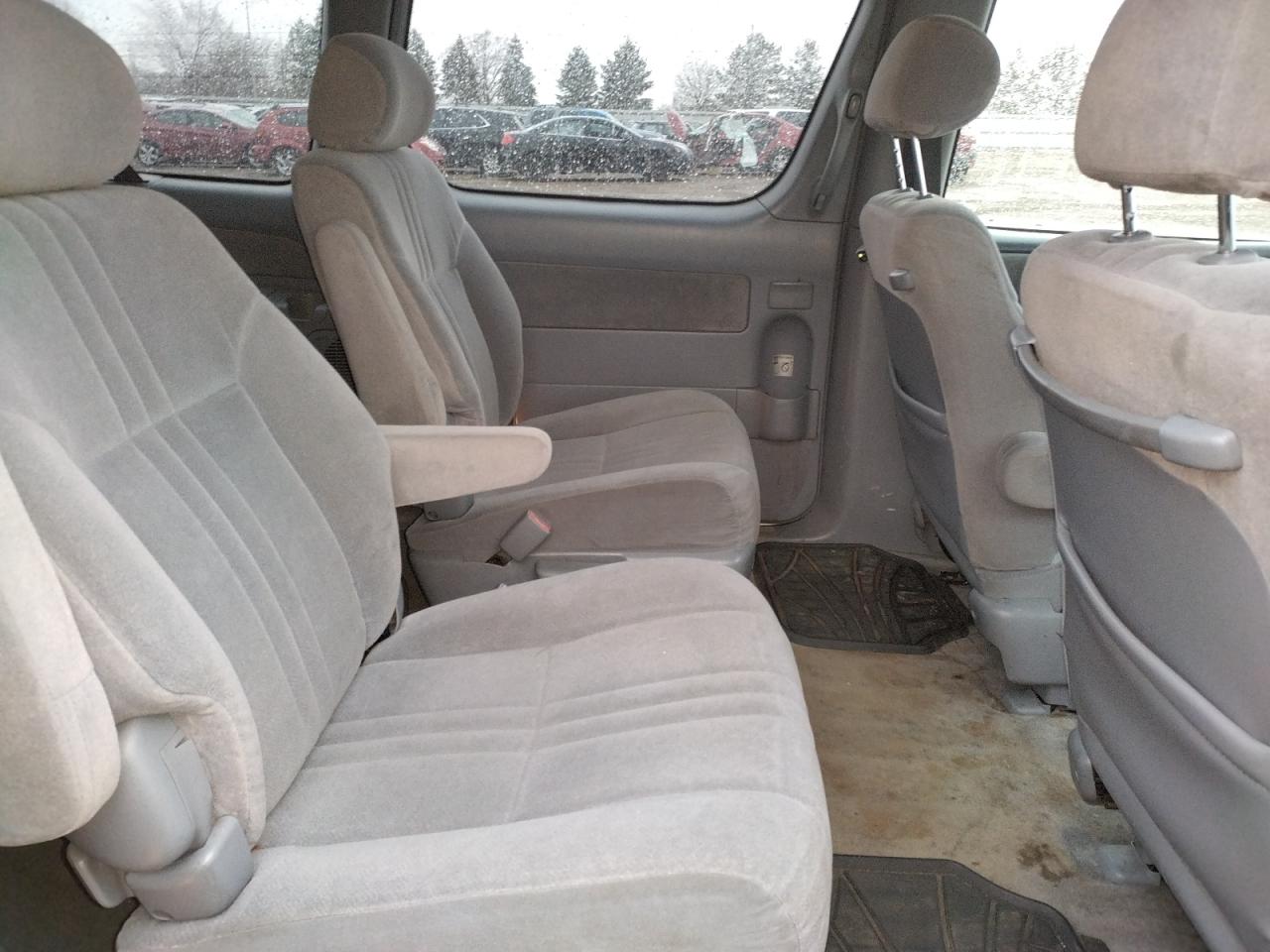 Photo 6 from auction – 2002 TOYOTA SIENNA LE with VIN 4T3ZF13C22U505344