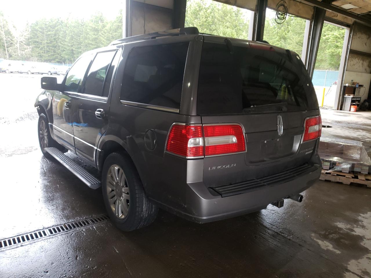 Photo 3 from auction – 2011 LINCOLN NAVIGATOR with VIN 5LMJJ2J58BEJ04063