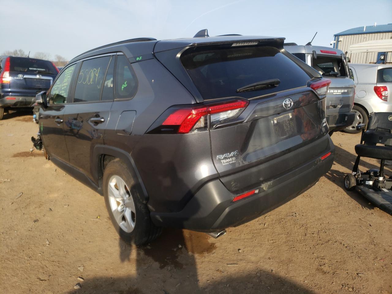 Photo 3 from auction – 2019 TOYOTA RAV4 XLE with VIN JTMP1RFV0KD503686