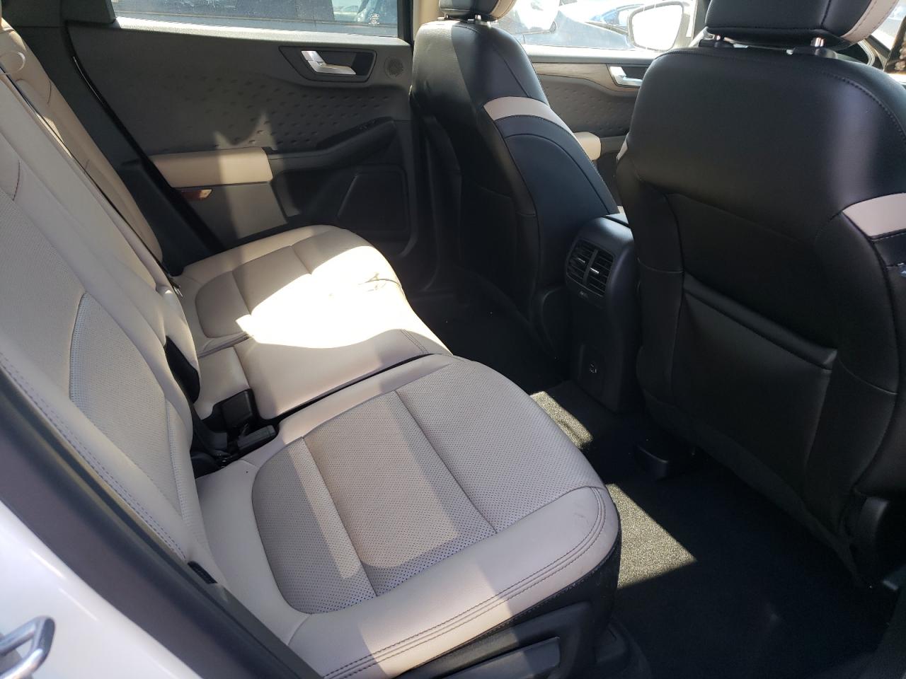 Photo 6 from auction – 2020 FORD ESCAPE TIT with VIN 1FMCU9DZ8LUC19425