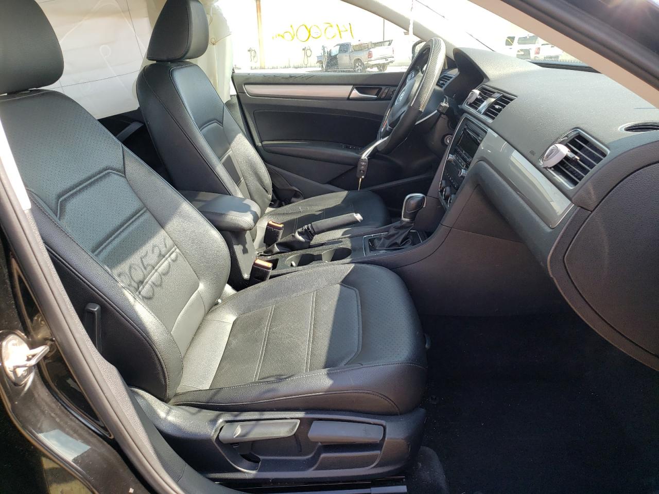 Photo 5 from auction – 2015 VOLKSWAGEN PASSAT S with VIN 1VWAT7A3XFC082353