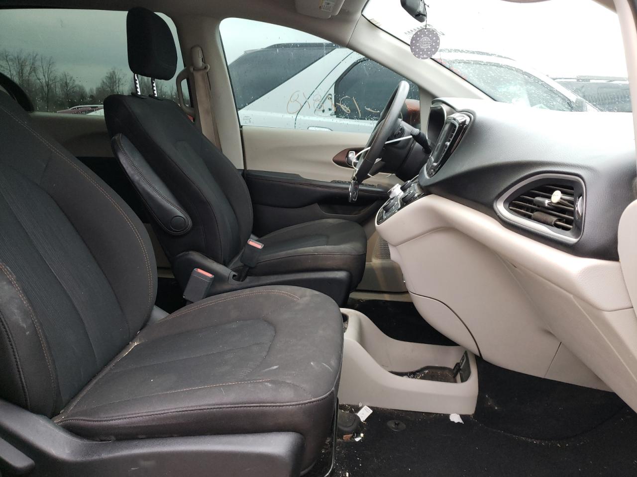 Photo 5 from auction – 2018 CHRYSLER PACIFICA L with VIN 2C4RC1CG6JR158752