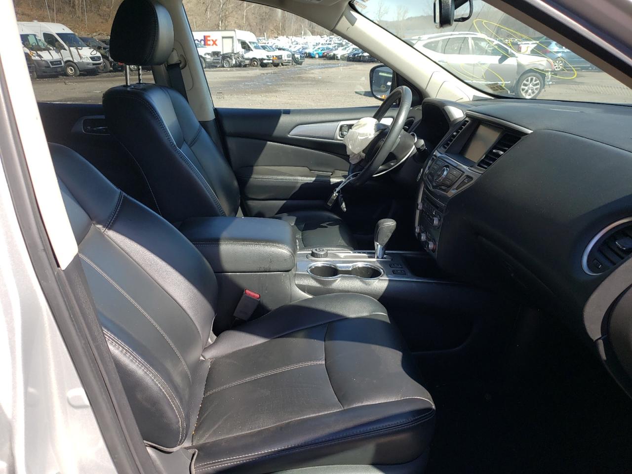 Photo 5 from auction – 2017 NISSAN PATHFINDER with VIN 5N1DR2MM1HC909659