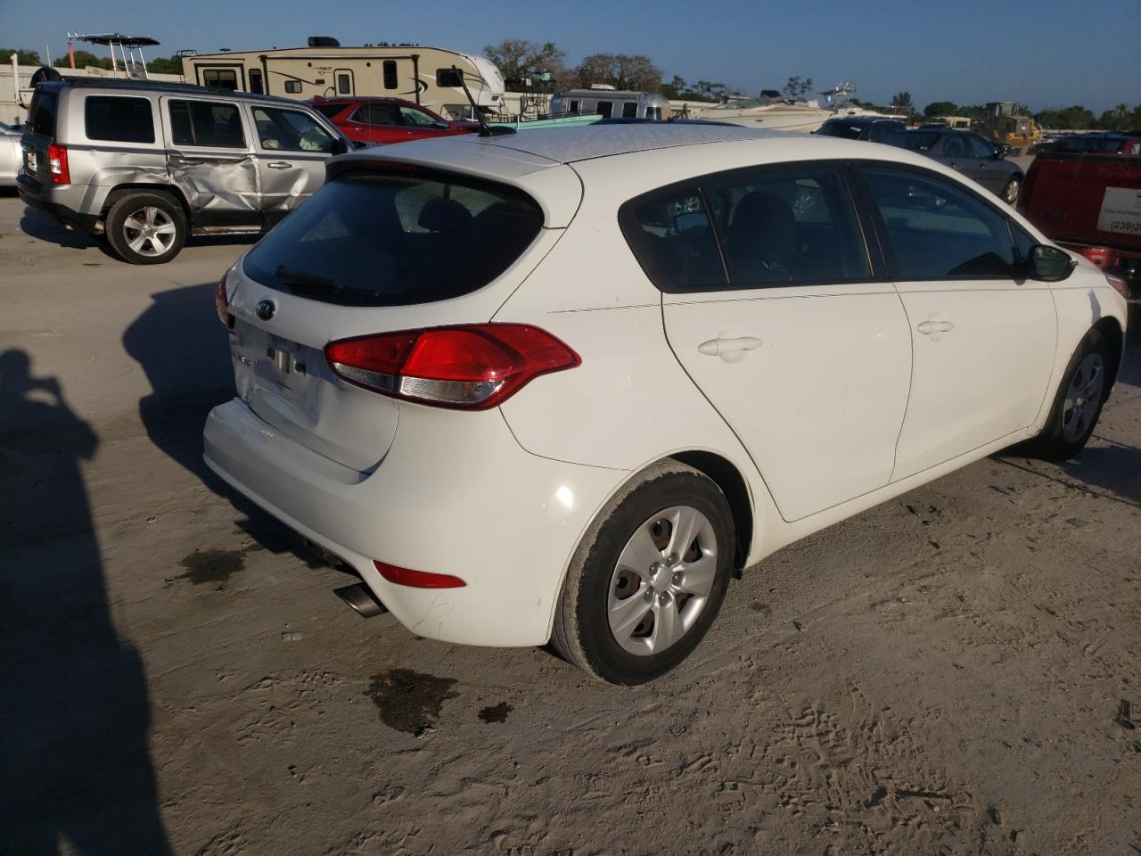 Photo 4 from auction – 2017 KIA FORTE LX with VIN KNAFK5A82H5709000