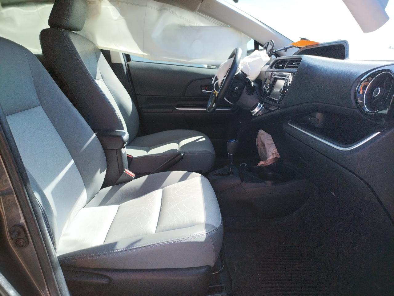 Photo 5 from auction – 2016 TOYOTA PRIUS C with VIN JTDKDTB36G1589078