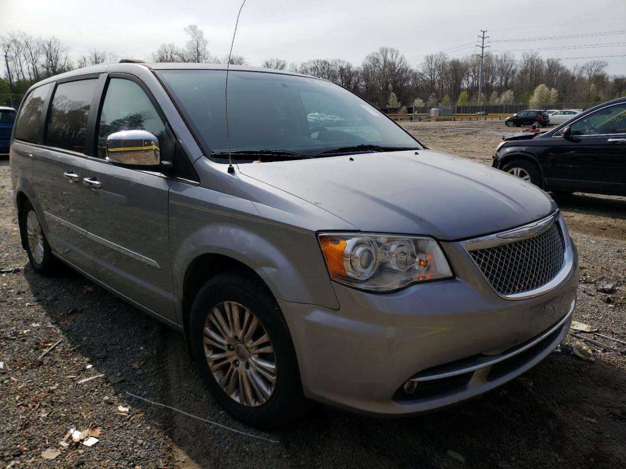CHRYSLER TOWN & COU 2015 with VIN 2C4RC1GG4FR529117 - Photo from auction
