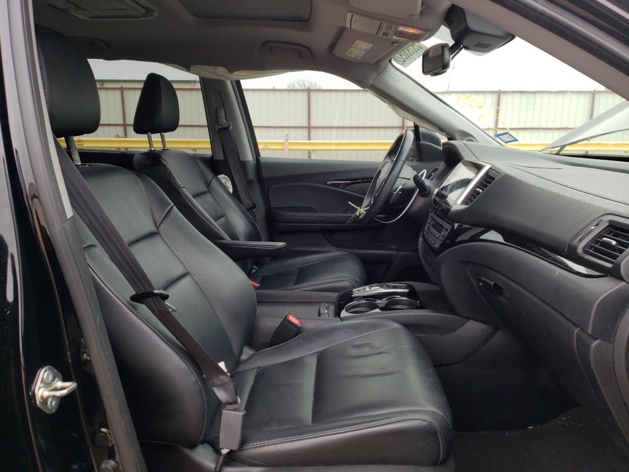 Photo 5 from auction – 2017 HONDA PILOT TOUR with VIN 5FNYF5H98HB006191