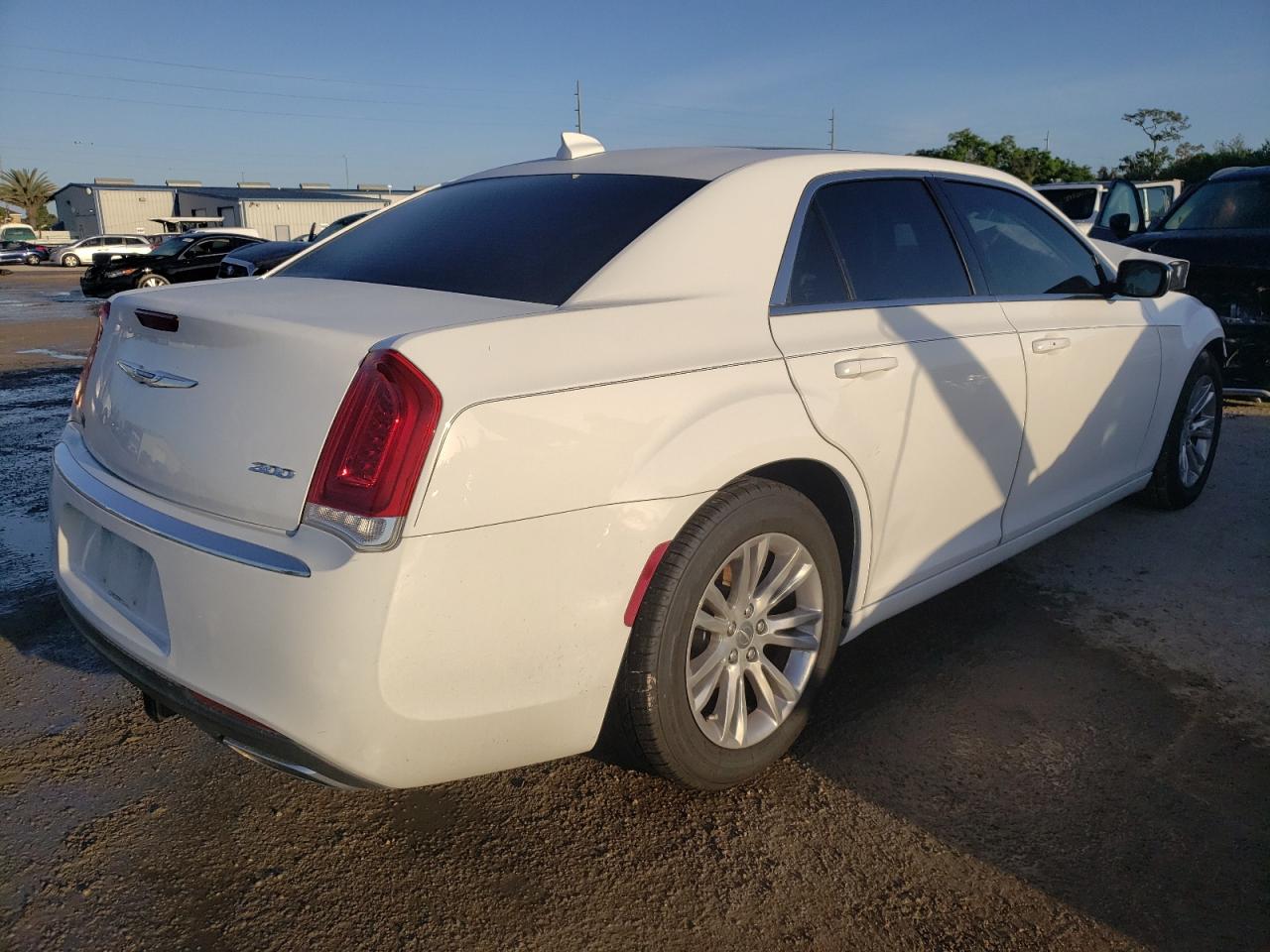Photo 4 from auction – 2017 CHRYSLER 300 LIMITE with VIN 2C3CCAAG1HH646889