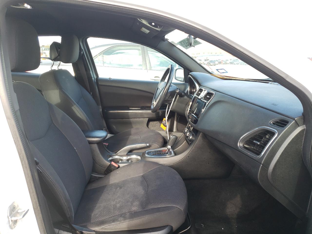 Photo 5 from auction – 2014 CHRYSLER 200 TOURIN with VIN 1C3CCBBBXEN137511