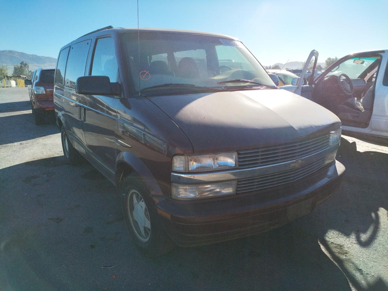 Photo 1 from auction – 1996 CHEVROLET ASTRO with VIN 1GNDM19W9TB186043