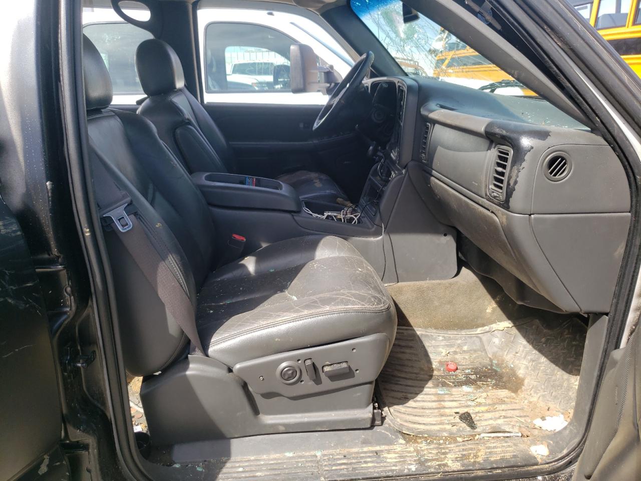 Photo 5 from auction – 2003 CHEVROLET SILVERADO with VIN 1GCJC33123F175837