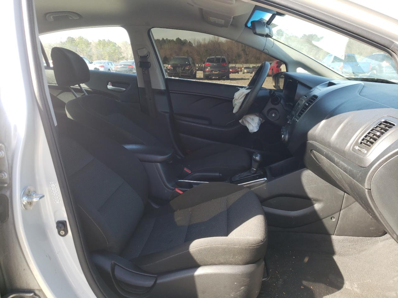 Photo 5 from auction – 2017 KIA FORTE LX with VIN 3KPFK4A7XHE063830