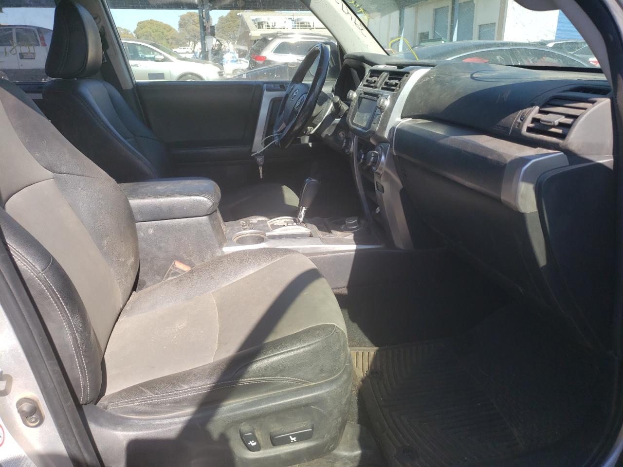 Photo 5 from auction – 2014 TOYOTA 4RUNNER SR with VIN JTEBU5JR5E5180010