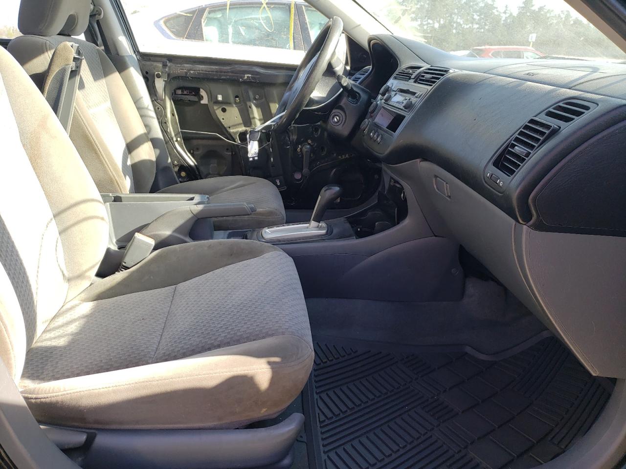 Photo 5 from auction – 2005 HONDA CIVIC DX V with VIN 1HGES16355L025362