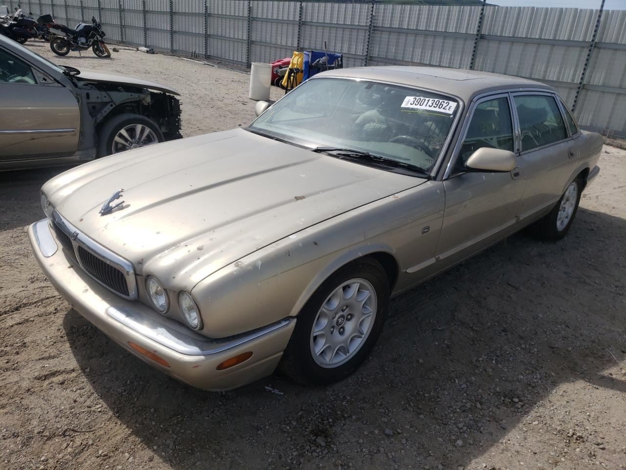 Photo 2 from auction – 1998 JAGUAR XJ8 L with VIN SAJHX6246WC813370