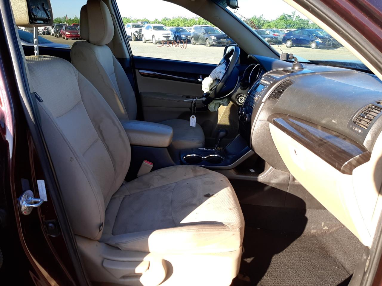 Photo 5 from auction – 2013 KIA SORENTO LX with VIN 5XYKTDA28DG311909