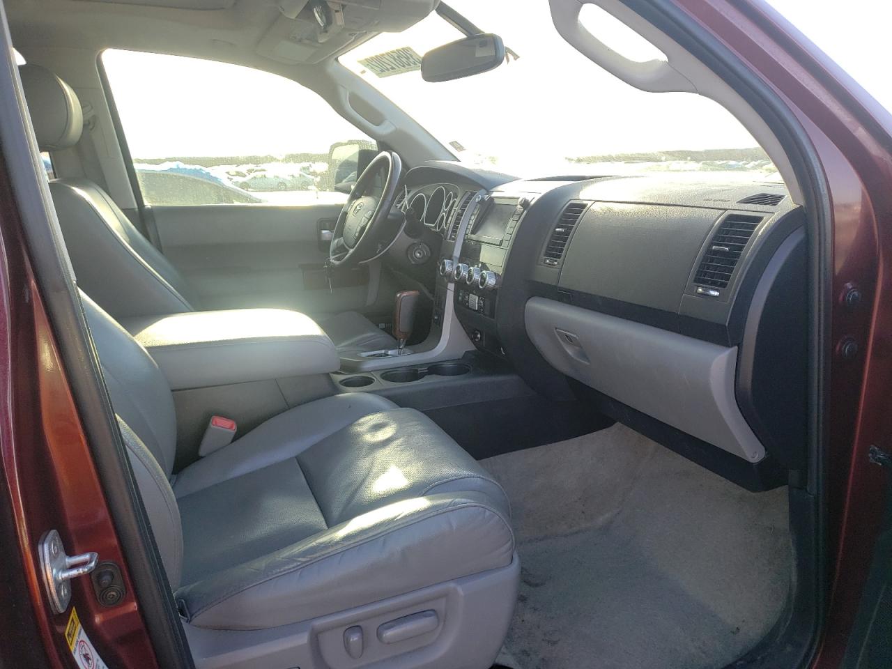 Photo 5 from auction – 2011 TOYOTA SEQUOIA with VIN 5TDDW5G18BS044002