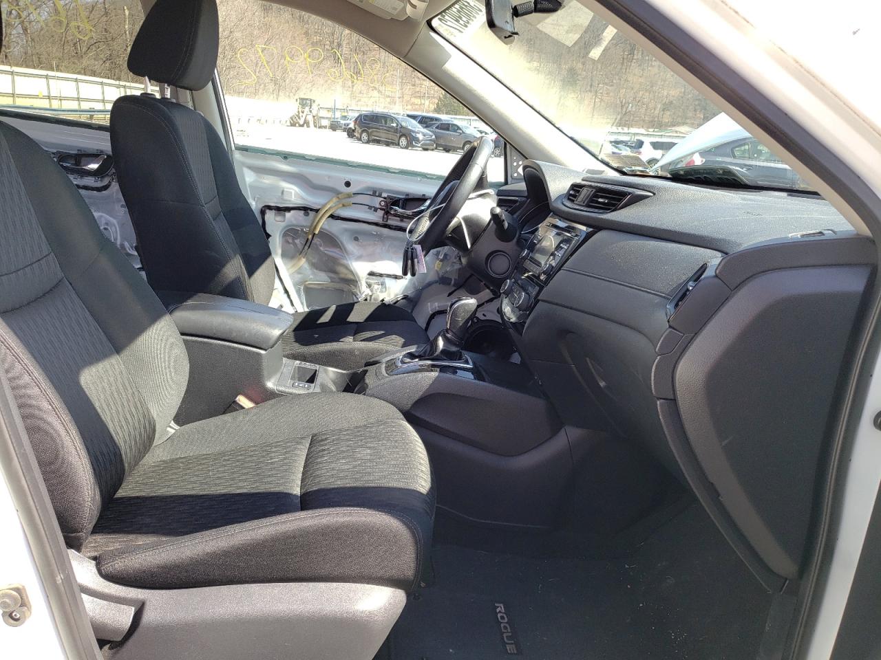 Photo 5 from auction – 2017 NISSAN ROGUE S with VIN KNMAT2MT2HP526192