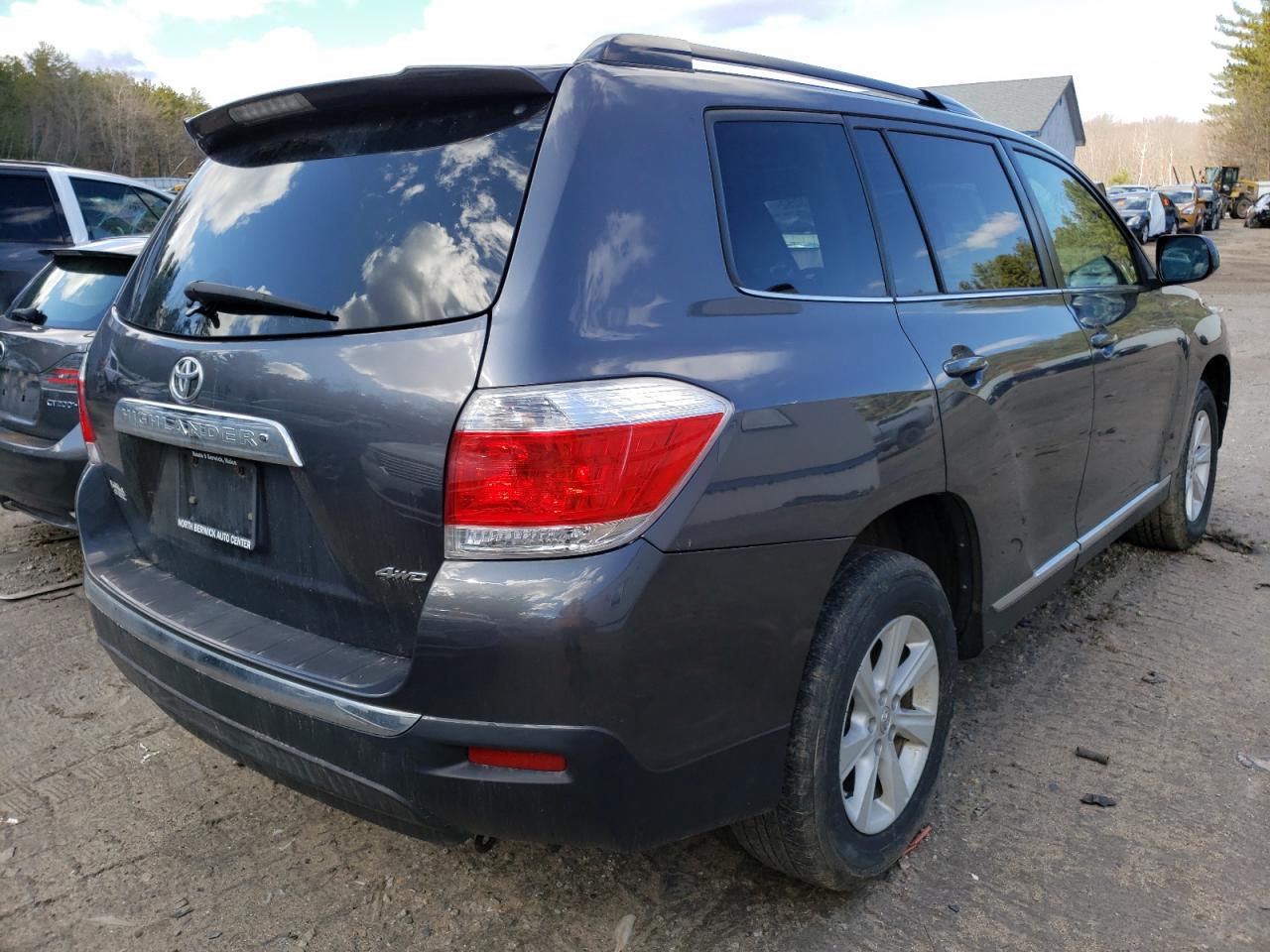 Photo 4 from auction – 2013 TOYOTA HIGHLANDER with VIN 5TDBK3EH4DS246510