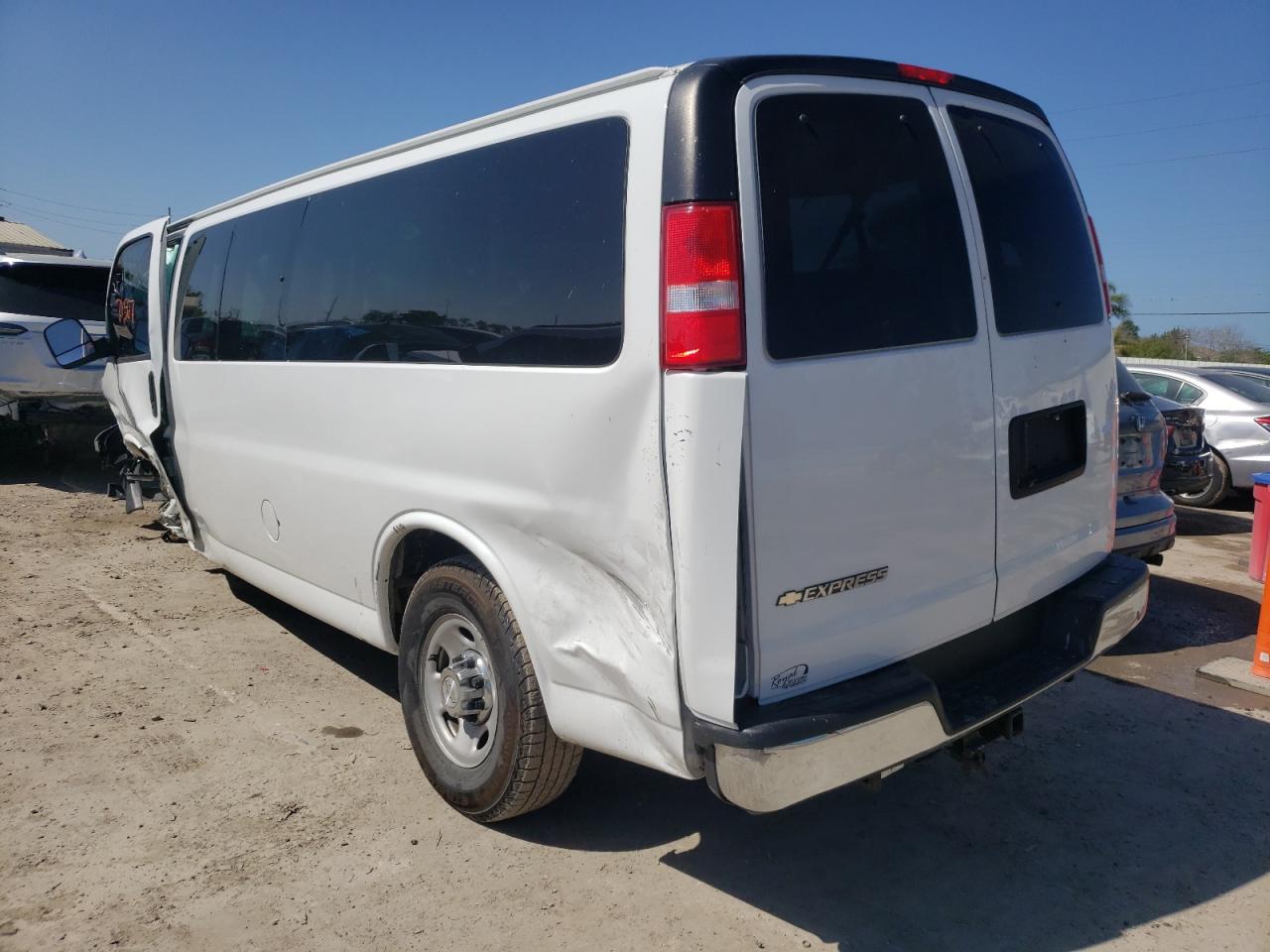 Photo 3 from auction – 2018 CHEVROLET EXPRESS G3 with VIN 1GAZGPFG1J1315524