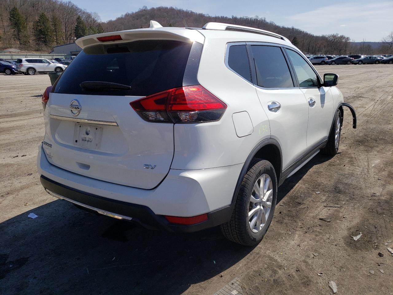 Photo 4 from auction – 2017 NISSAN ROGUE S with VIN KNMAT2MT2HP526192