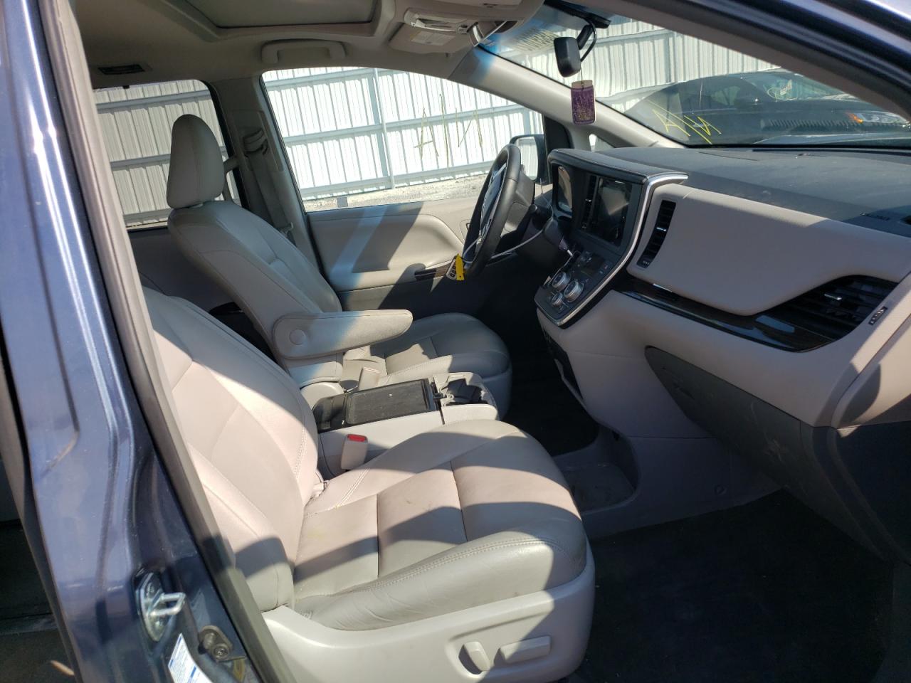 Photo 5 from auction – 2015 TOYOTA SIENNA XLE with VIN 5TDDK3DC0FS100106