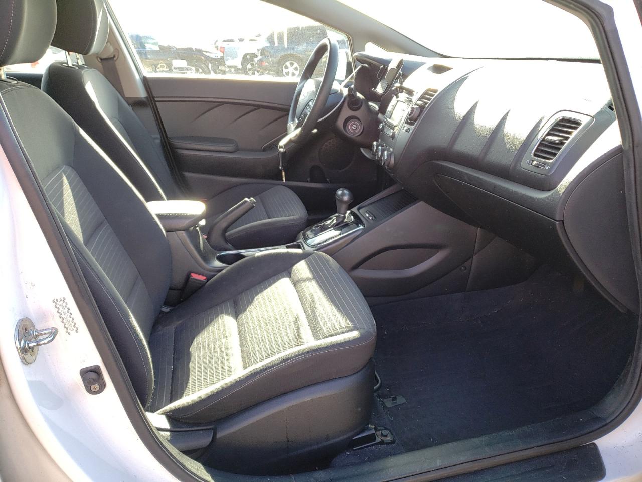 Photo 5 from auction – 2017 KIA FORTE LX with VIN 3KPFL4A76HE008109