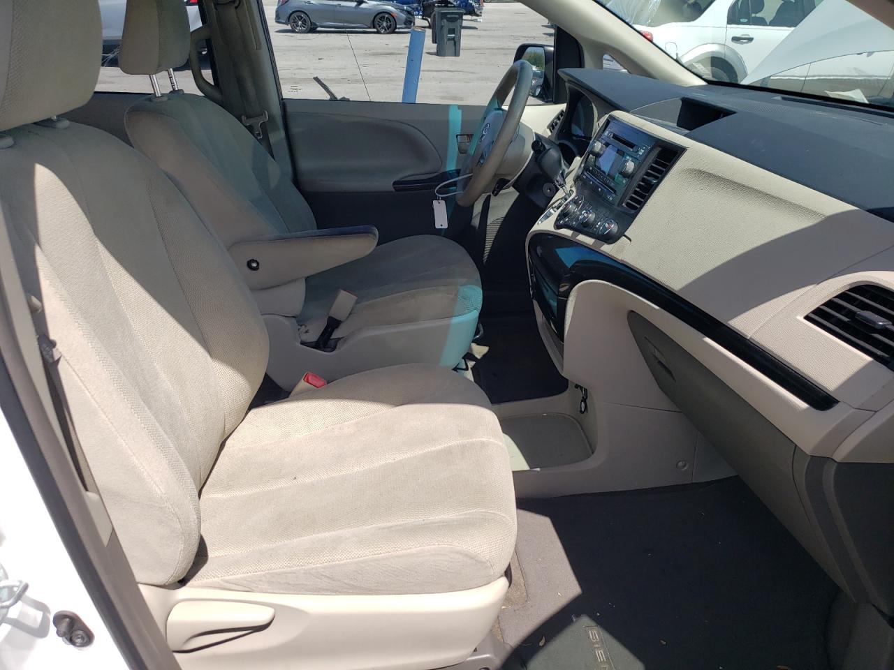 Photo 5 from auction – 2012 TOYOTA SIENNA BAS with VIN 5TDKA3DC1CS011926