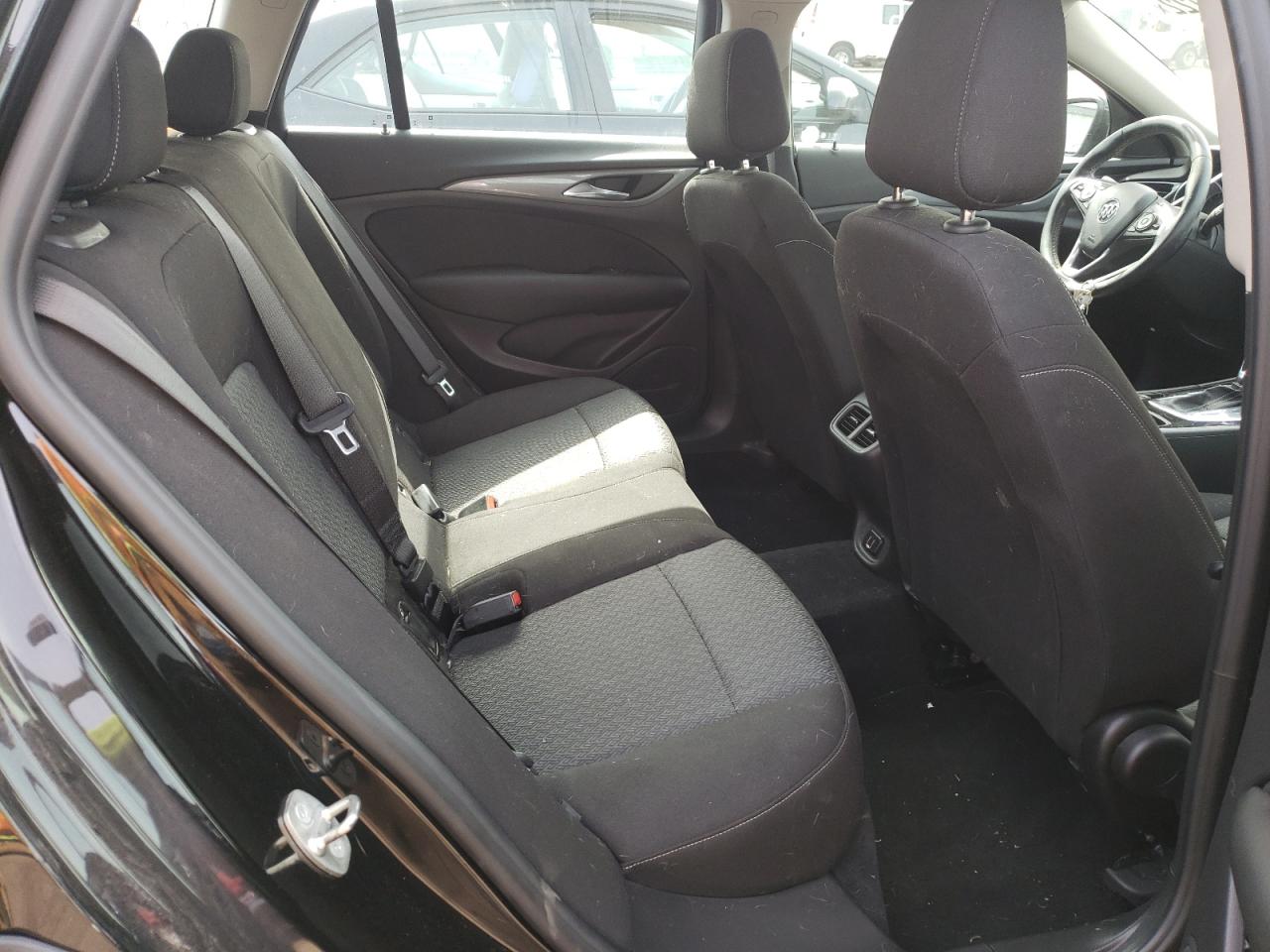 Photo 6 from auction – 2018 BUICK REGAL TOUR with VIN W04GU8SX2J1106127