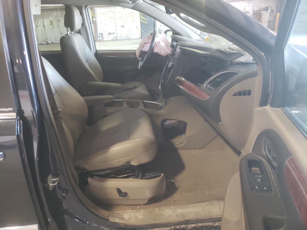 Photo 5 from auction – 2013 CHRYSLER TOWN & COU with VIN 2C4RC1CG8DR756314