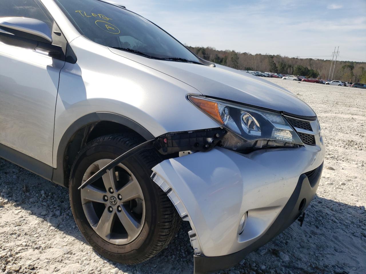 Photo 9 from auction – 2015 TOYOTA RAV4 XLE with VIN JTMWFREV3FD071552