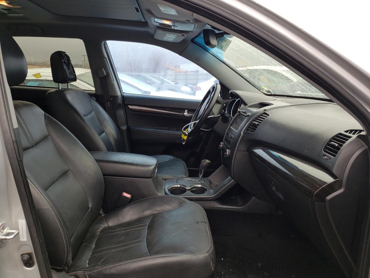 Photo 5 from auction – 2012 KIA SORENTO SX with VIN 5XYKWDA20CG204679