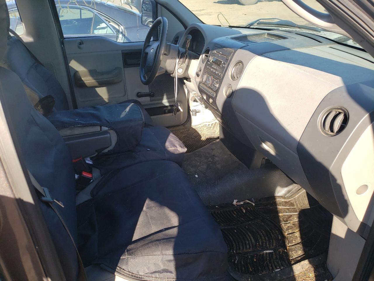 Photo 5 from auction – 2005 FORD F150 with VIN 1FTRF12275KB97755