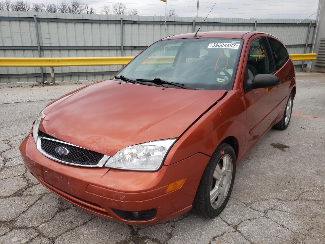 Photo 2 from auction – 2005 FORD FOCUS ZX3 with VIN 3FAFP31N15R134305