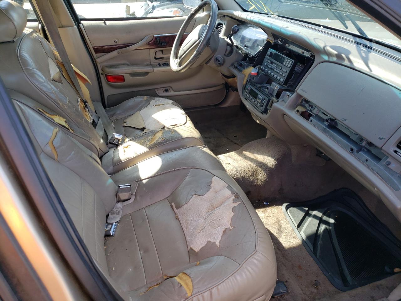 Photo 5 from auction – 2000 MERCURY GRAND MARQ with VIN 2MEFM75W7YX735106