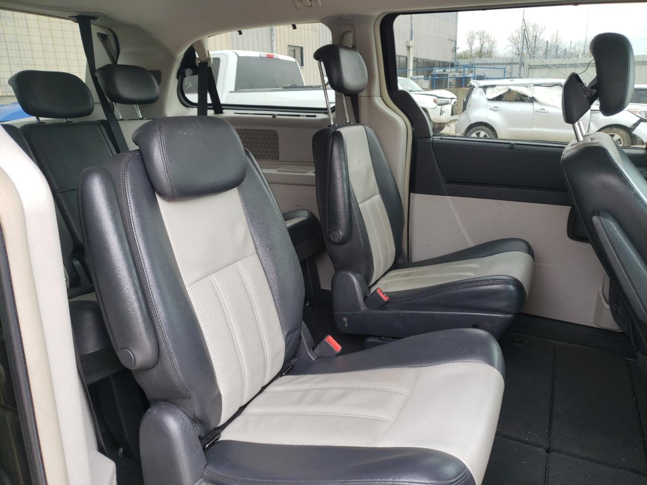 Photo 6 from auction – 2010 CHRYSLER TOWN & COU with VIN 2A4RR8DXXAR361112