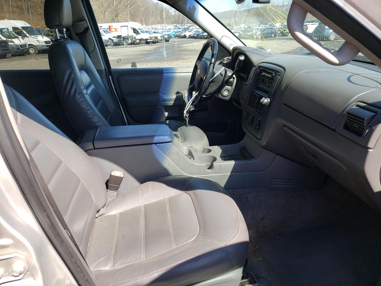 Photo 5 from auction – 2002 FORD EXPLORER X with VIN 1FMZU73K32UD34385