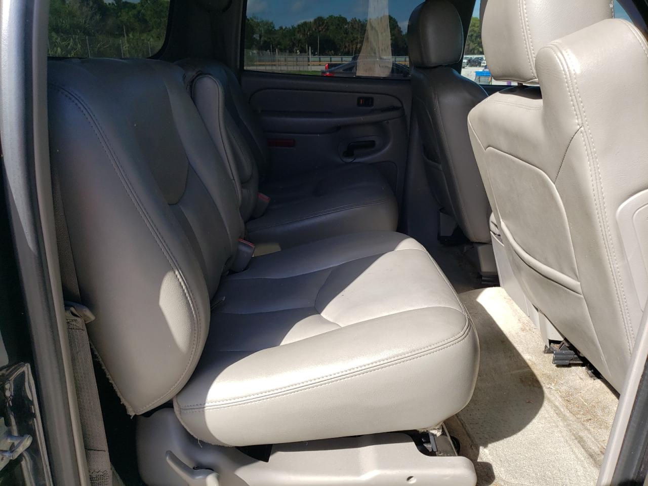 Photo 6 from auction – 2004 CHEVROLET SUBURBAN K with VIN 3GNFK16T74G285428