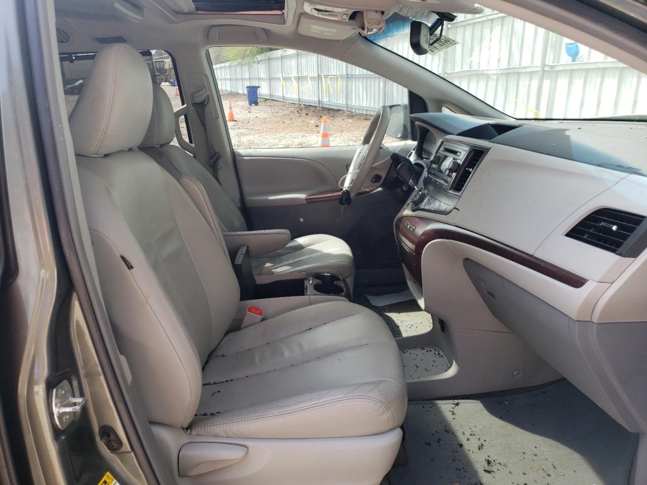 Photo 5 from auction – 2011 TOYOTA SIENNA XLE with VIN 5TDYK3DC5BS150074