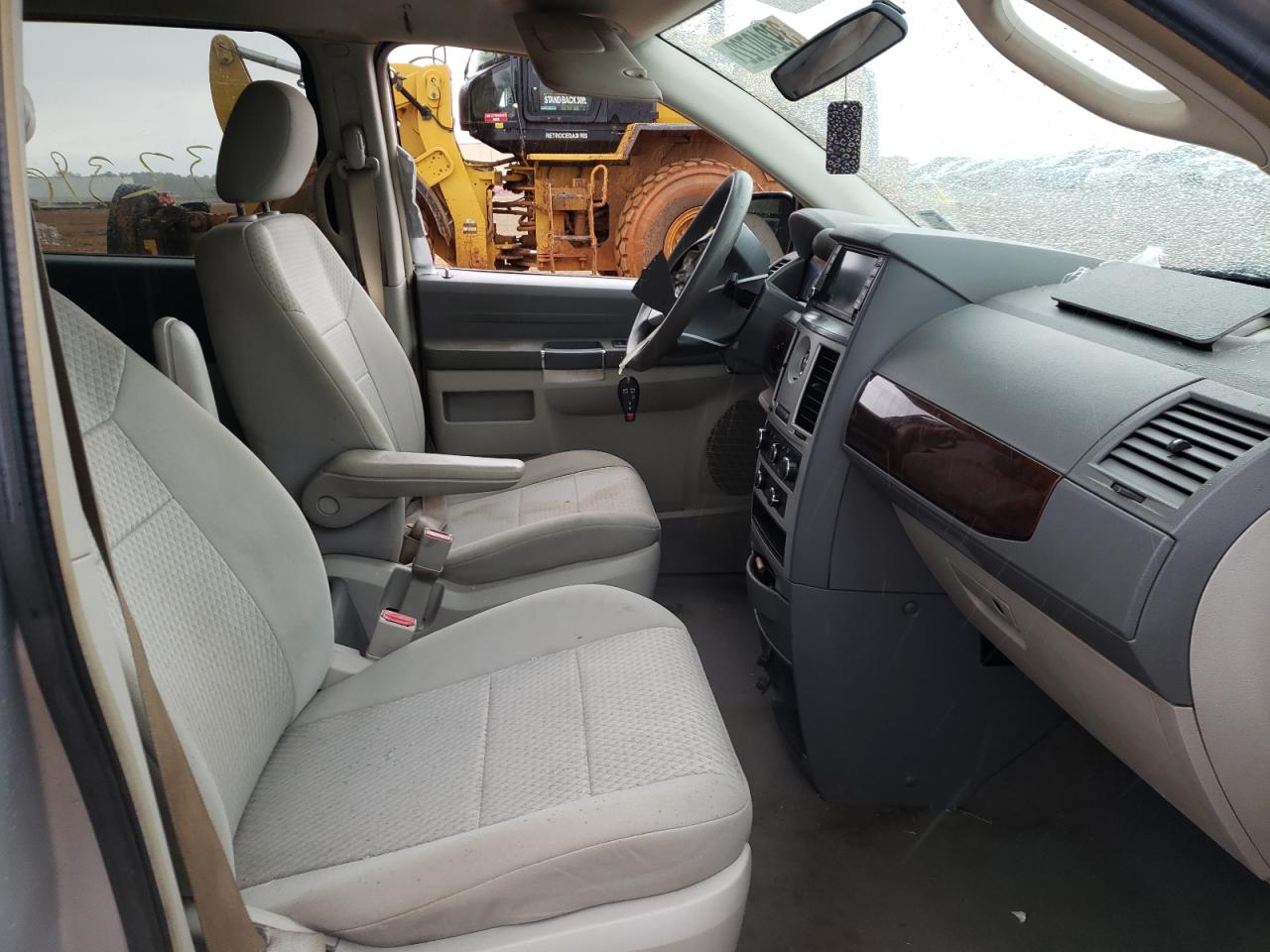 Photo 5 from auction – 2010 CHRYSLER TOWN & COU with VIN 2A4RR4DE1AR178236