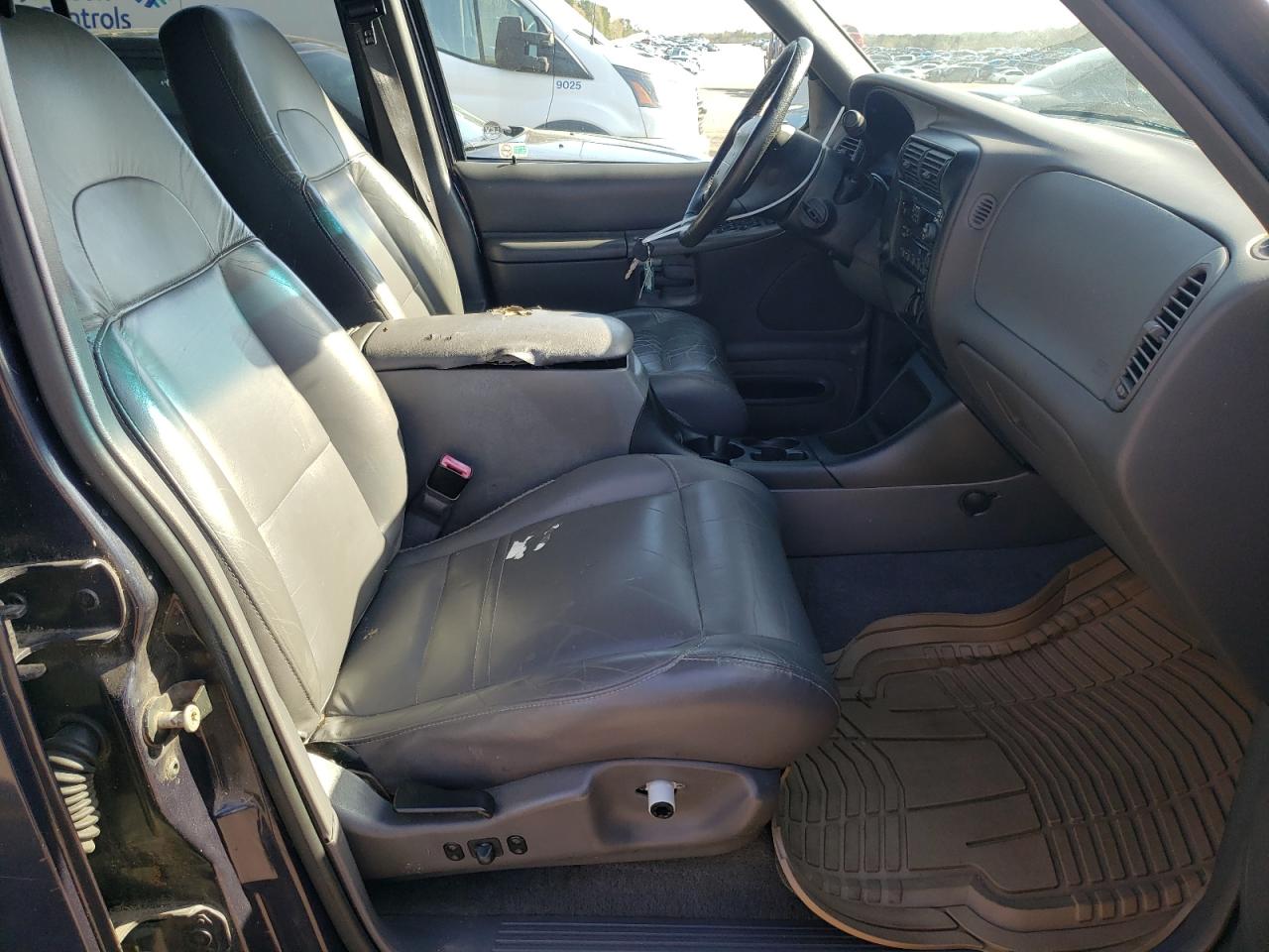 Photo 5 from auction – 2001 FORD EXPLORER X with VIN 1FMZU63E81ZA46805